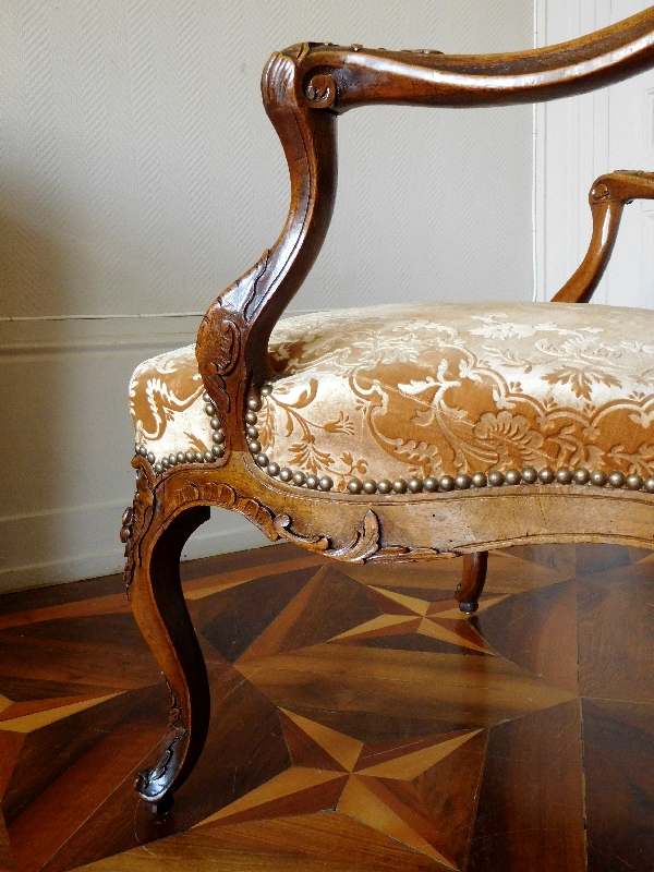 Salon de 4 fauteuils à la Reine d'époque Louis XV - travail lyonnais attribué à Pierre Nogaret