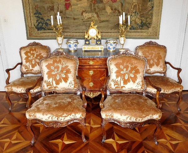 Salon de 4 fauteuils à la Reine d'époque Louis XV - travail lyonnais attribué à Pierre Nogaret