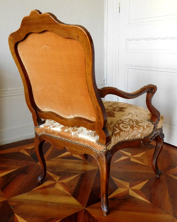 Salon de 4 fauteuils à la Reine d'époque Louis XV - travail lyonnais attribué à Pierre Nogaret