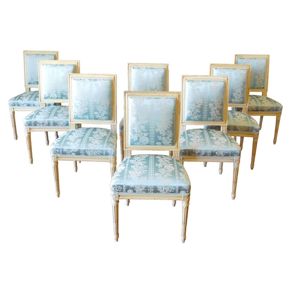 Suite de 8 chaises de salle à manger de style Louis XVI, garniture de soie bleue