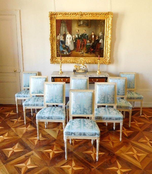Suite de 8 chaises de salle à manger de style Louis XVI, garniture de soie bleue