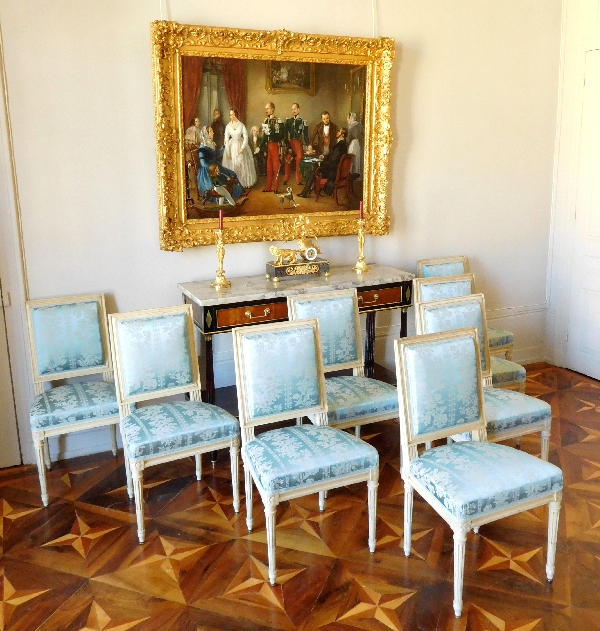 Suite de 8 chaises de salle à manger de style Louis XVI, garniture de soie bleue