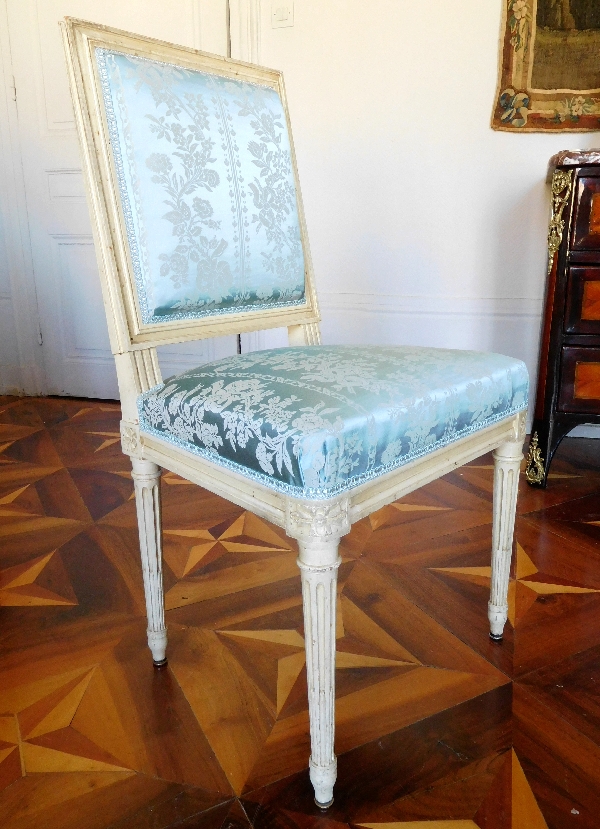 Suite de 8 chaises de salle à manger de style Louis XVI, garniture de soie bleue