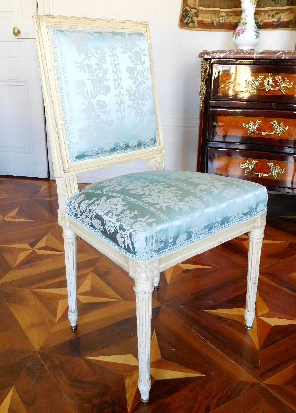 Suite de 8 chaises de salle à manger de style Louis XVI, garniture de soie bleue