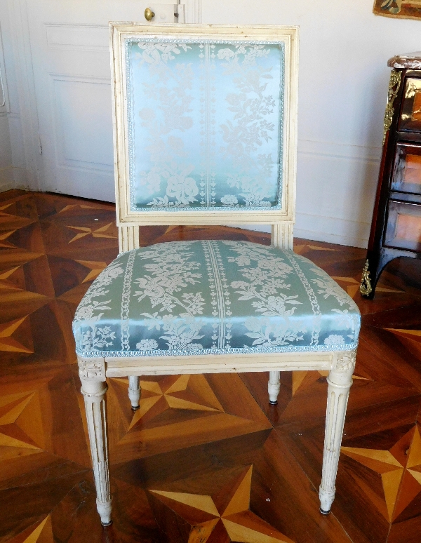 Suite de 8 chaises de salle à manger de style Louis XVI, garniture de soie bleue