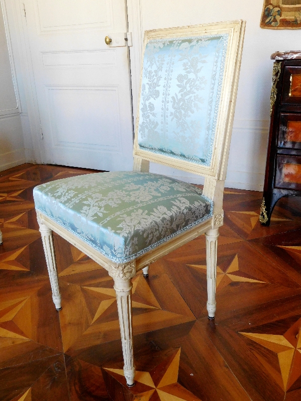 Suite de 8 chaises de salle à manger de style Louis XVI, garniture de soie bleue