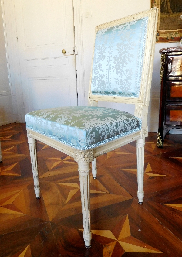 Suite de 8 chaises de salle à manger de style Louis XVI, garniture de soie bleue