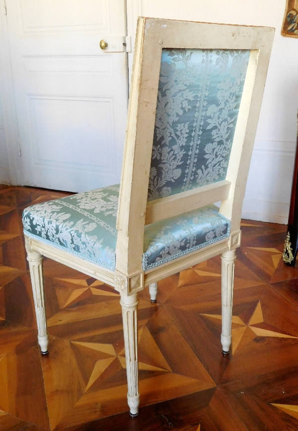 Suite de 8 chaises de salle à manger de style Louis XVI, garniture de soie bleue