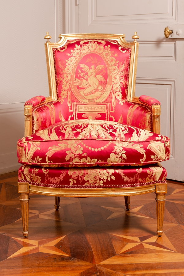 Louis XVI wing chair gilt with gold leaf, late 18th century, Tassinari & Chatel silk fabric