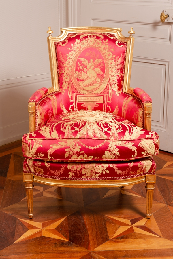 Louis XVI wing chair gilt with gold leaf, late 18th century, Tassinari & Chatel silk fabric