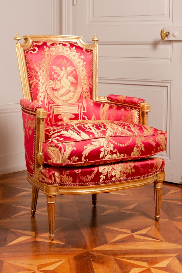 Louis XVI wing chair gilt with gold leaf, late 18th century, Tassinari & Chatel silk fabric