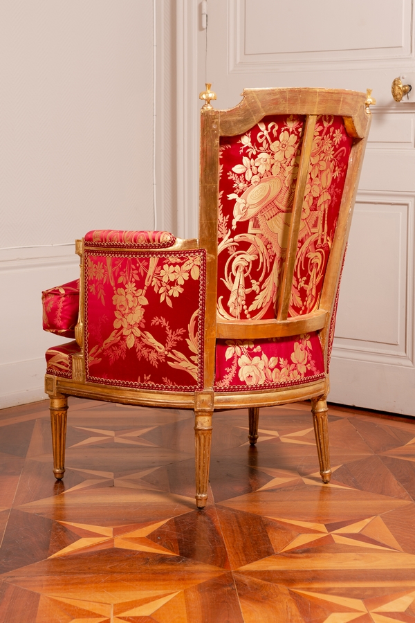 Bergère cabriolet d'apparat d'époque Louis XVI en bois sculpté et doré et damas de soie rouge