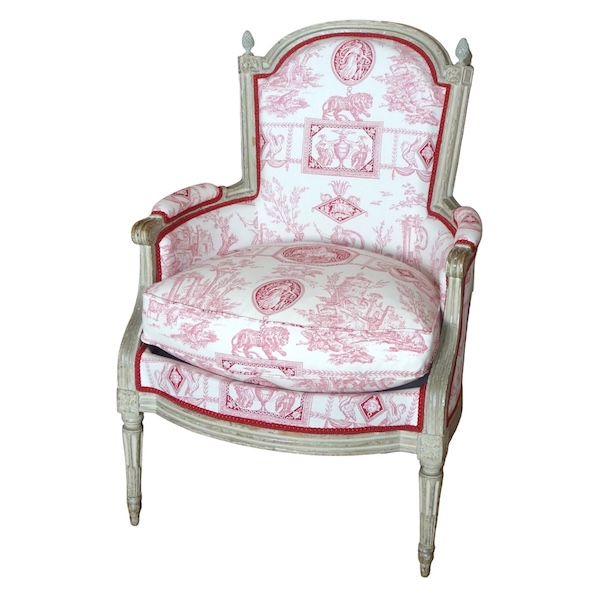 Bergère d'époque Louis XVI en bois laqué, toile de Jouy rose-rouge