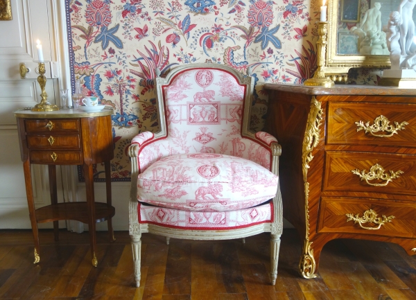 Bergère d'époque Louis XVI en bois laqué, toile de Jouy rose-rouge