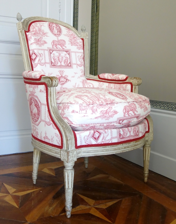 Bergère d'époque Louis XVI en bois laqué, toile de Jouy rose-rouge