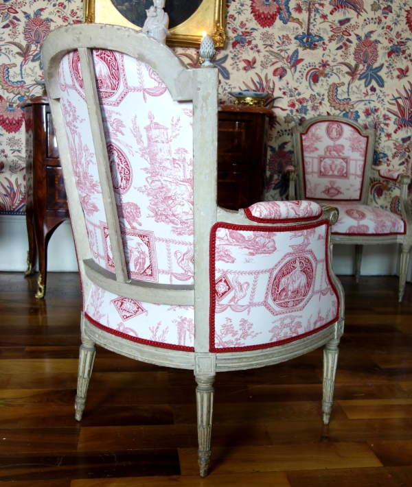 Bergère d'époque Louis XVI en bois laqué, toile de Jouy rose-rouge