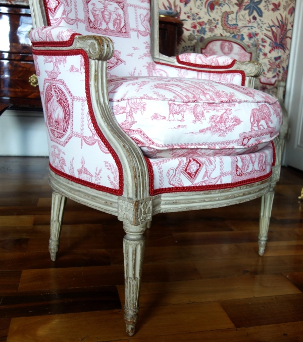 Bergère d'époque Louis XVI en bois laqué, toile de Jouy rose-rouge