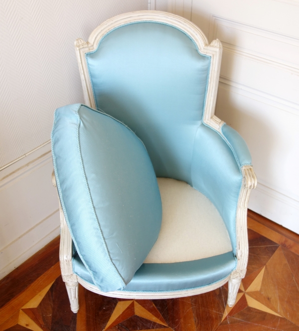 Bergère d'époque Louis XVI, canetillé de soie bleu clair