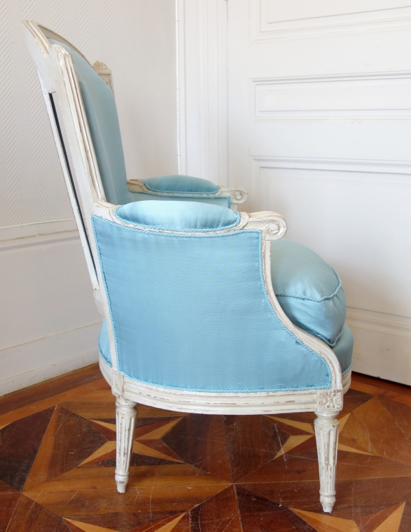 Bergère d'époque Louis XVI, canetillé de soie bleu clair