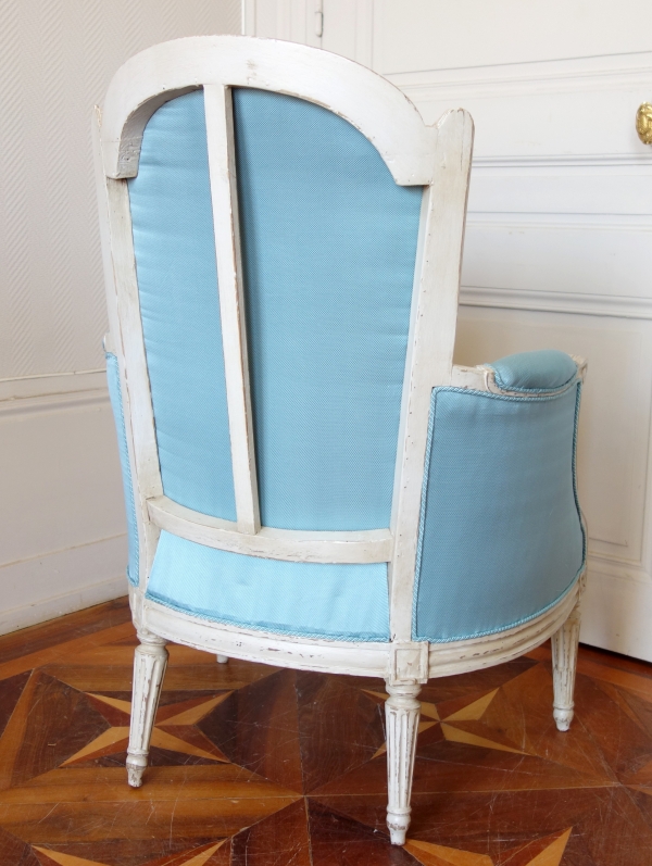 Bergère d'époque Louis XVI, canetillé de soie bleu clair