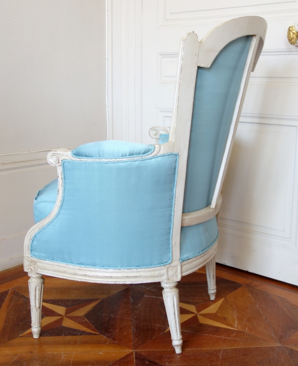 Bergère d'époque Louis XVI, canetillé de soie bleu clair