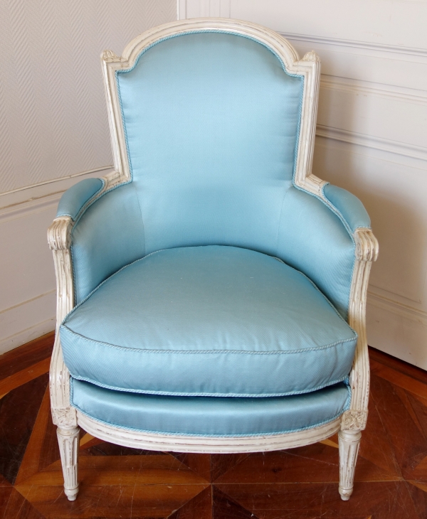 Bergère d'époque Louis XVI, canetillé de soie bleu clair