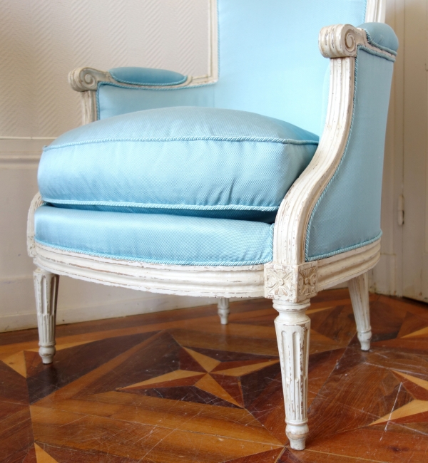 Bergère d'époque Louis XVI, canetillé de soie bleu clair