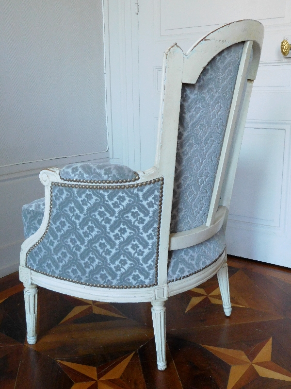 Bergère d'époque Louis XVI, velours frappé gris clair