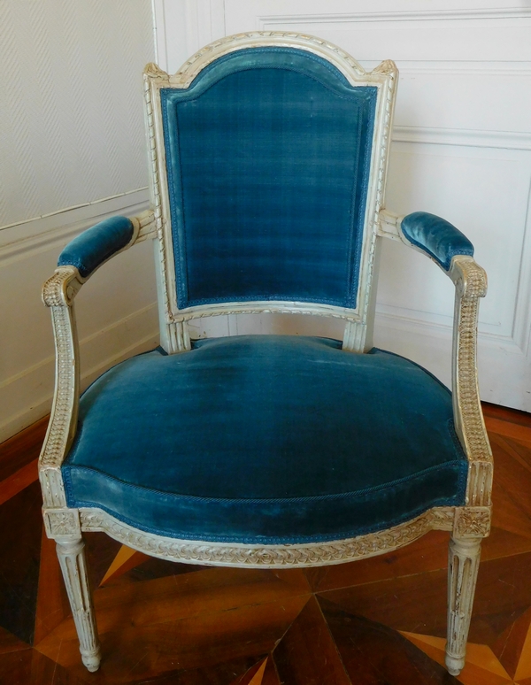 Very finely carved Louis XVI cabriolet armchair - rich blue silk velvet