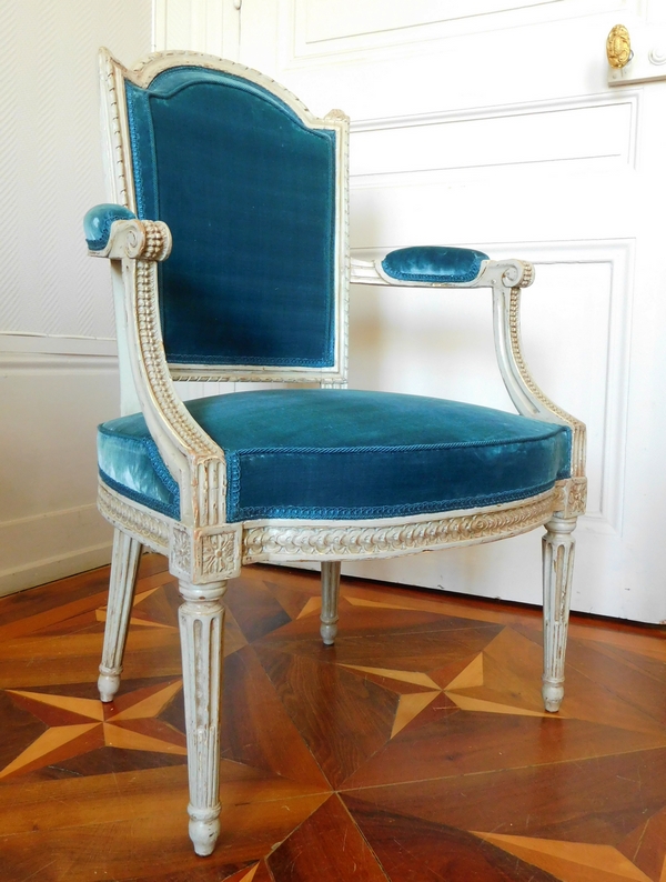 Fauteuil cabriolet d'époque Louis XVI très finement sculpté - velours de soie bleu ardoise