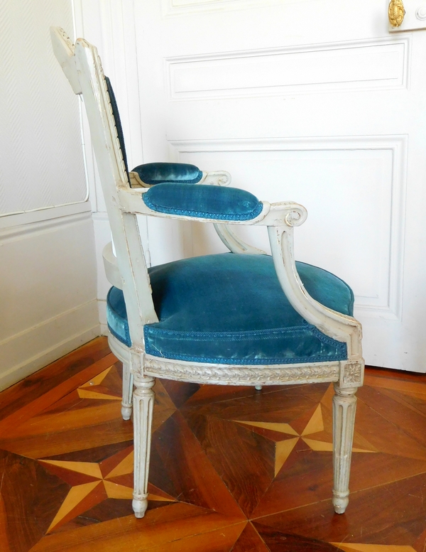 Fauteuil cabriolet d'époque Louis XVI très finement sculpté - velours de soie bleu ardoise