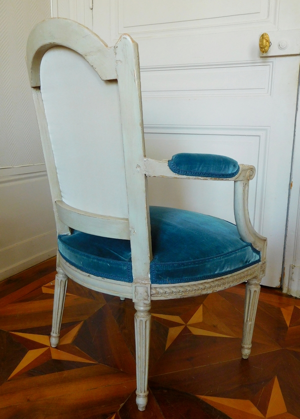 Fauteuil cabriolet d'époque Louis XVI très finement sculpté - velours de soie bleu ardoise