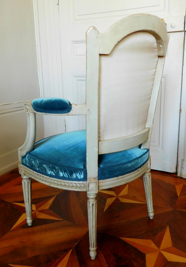 Fauteuil cabriolet d'époque Louis XVI très finement sculpté - velours de soie bleu ardoise