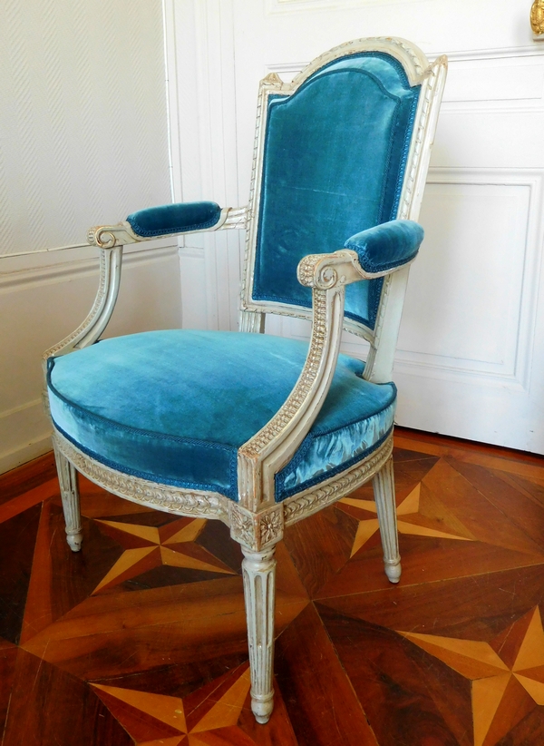 Fauteuil cabriolet d'époque Louis XVI très finement sculpté - velours de soie bleu ardoise