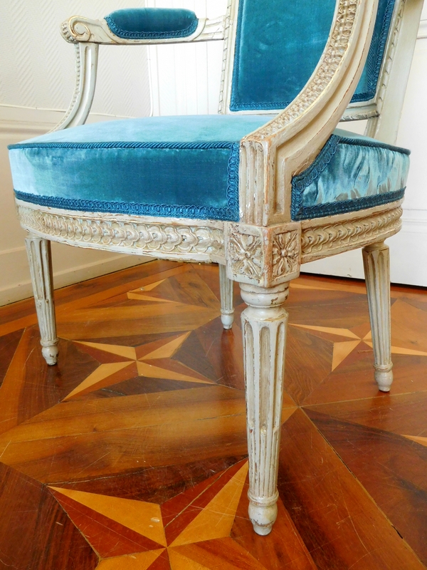 Fauteuil cabriolet d'époque Louis XVI très finement sculpté - velours de soie bleu ardoise