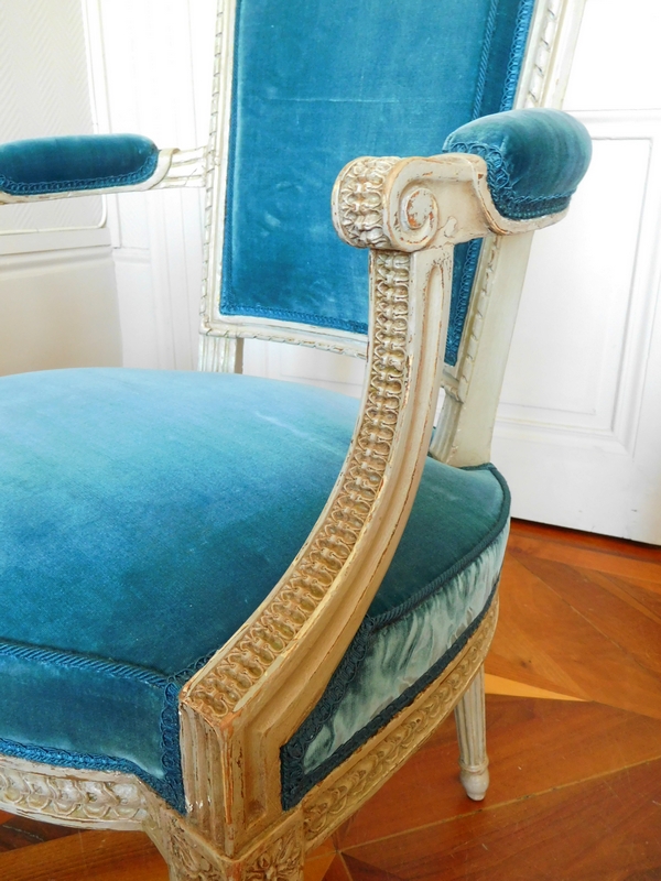 Fauteuil cabriolet d'époque Louis XVI très finement sculpté - velours de soie bleu ardoise