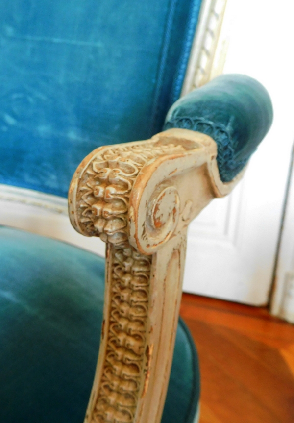 Very finely carved Louis XVI cabriolet armchair - rich blue silk velvet