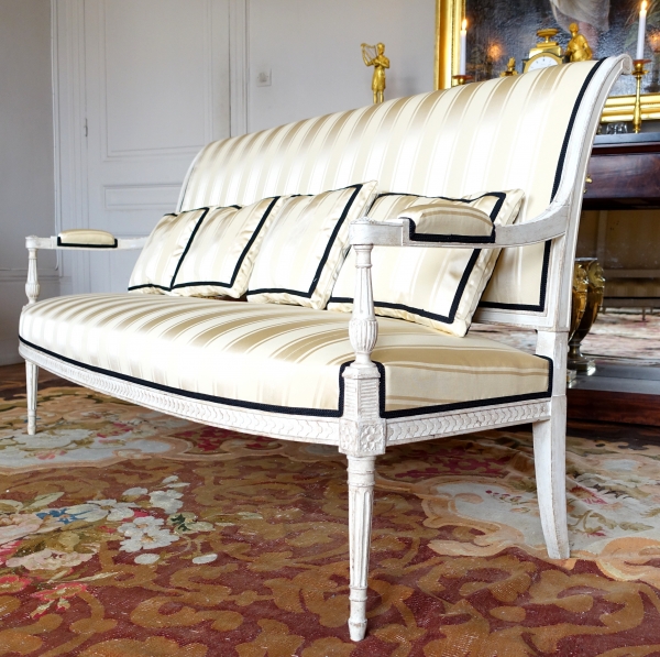 Late 18th century lacquered wood sofa, Tassinari & Châtel silk - 170cm