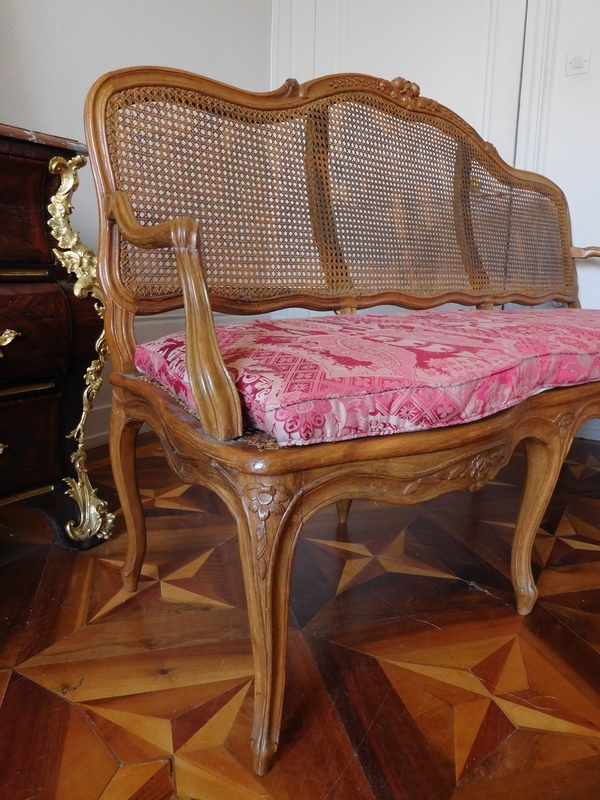 Canned walnut sofa / bench, Louis XV production - 18th century