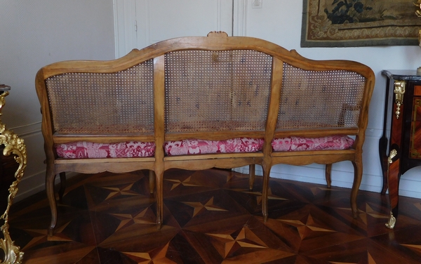 Canapé canné / banquette d'époque Louis XV en noyer, travail Lyonnais