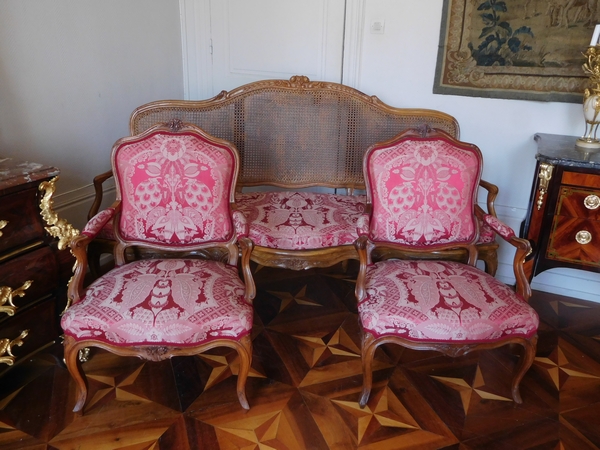 Canapé canné / banquette d'époque Louis XV en noyer, travail Lyonnais