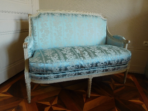 Louis XVI sofa for 2 persons, lacquered wood and blue silk, 18th century