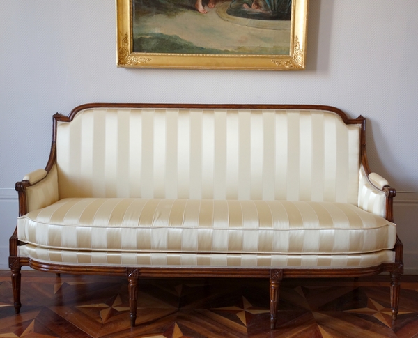 Louis XVI walnut sofa, Tassinari & Chatel silk fabric - 18th century