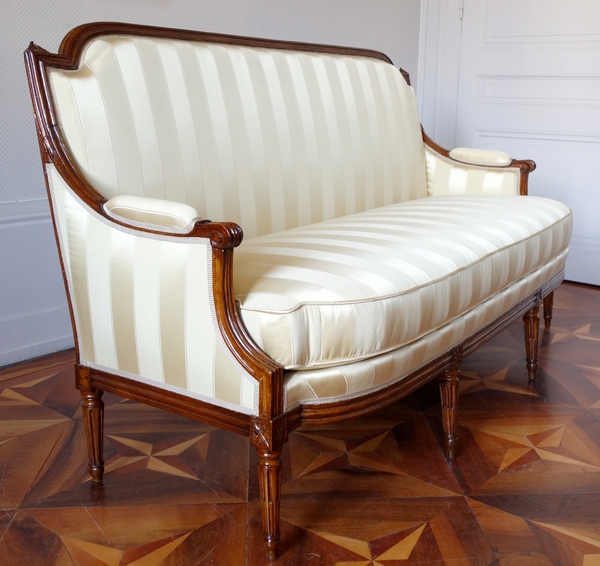 Louis XVI walnut sofa, Tassinari & Chatel silk fabric - 18th century