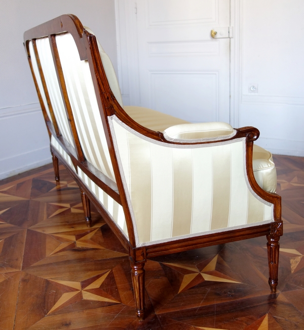 Louis XVI walnut sofa, Tassinari & Chatel silk fabric - 18th century