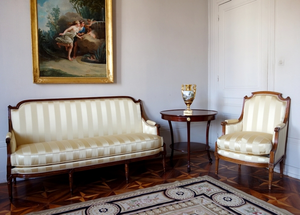 Louis XVI walnut sofa, Tassinari & Chatel silk fabric - 18th century