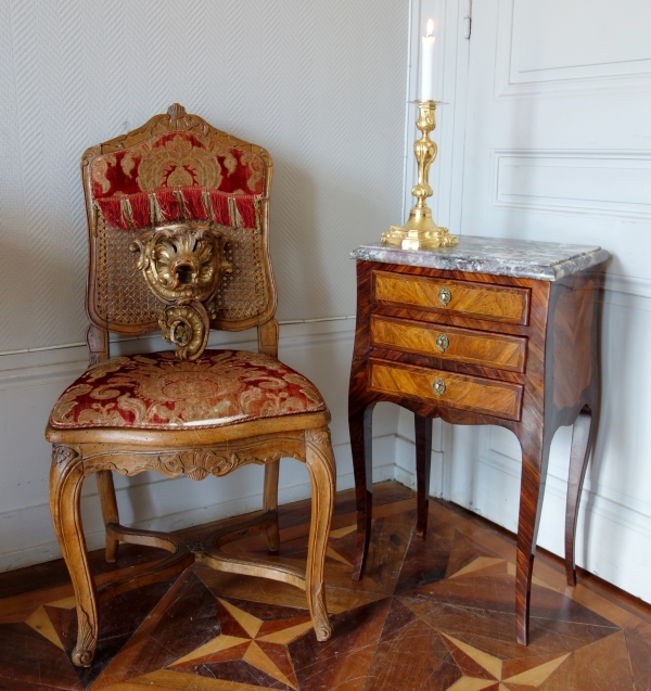 Chaise cannée d'époque Louis XV, avec sa garniture d'origine en velours de Gênes d'époque XVIIIe