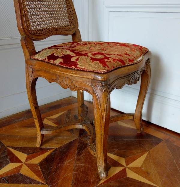 Chaise cannée d'époque Louis XV, avec sa garniture d'origine en velours de Gênes d'époque XVIIIe