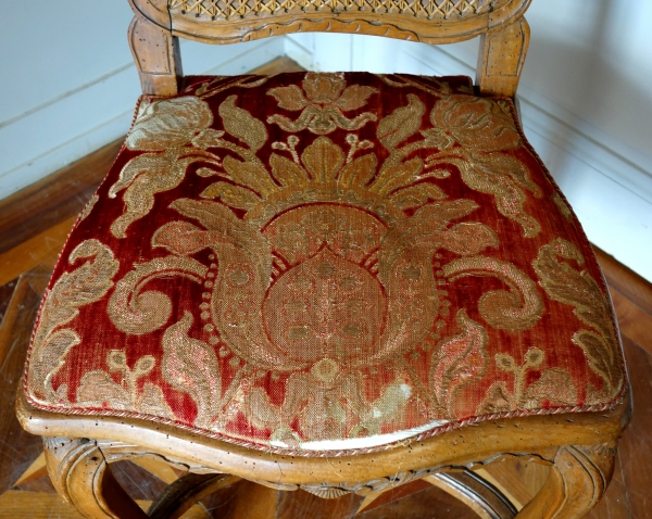 Chaise cannée d'époque Louis XV, avec sa garniture d'origine en velours de Gênes d'époque XVIIIe