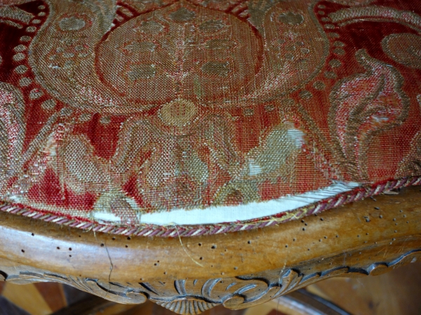 Chaise cannée d'époque Louis XV, avec sa garniture d'origine en velours de Gênes d'époque XVIIIe